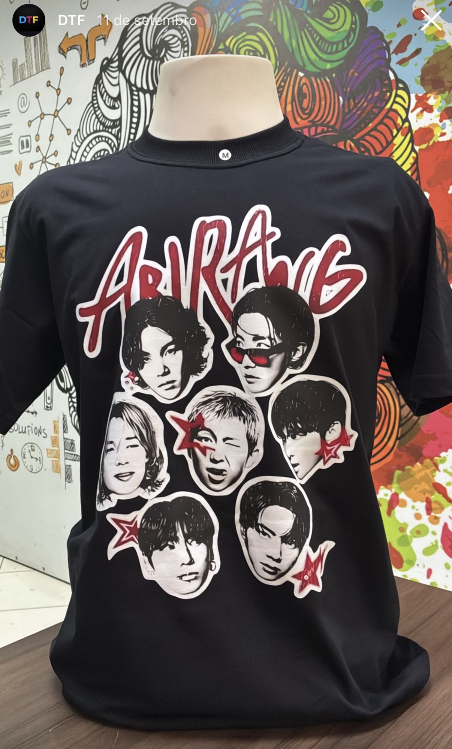 Camiseta preta com estampa vermelha e branca produzida pela Duarte Studio