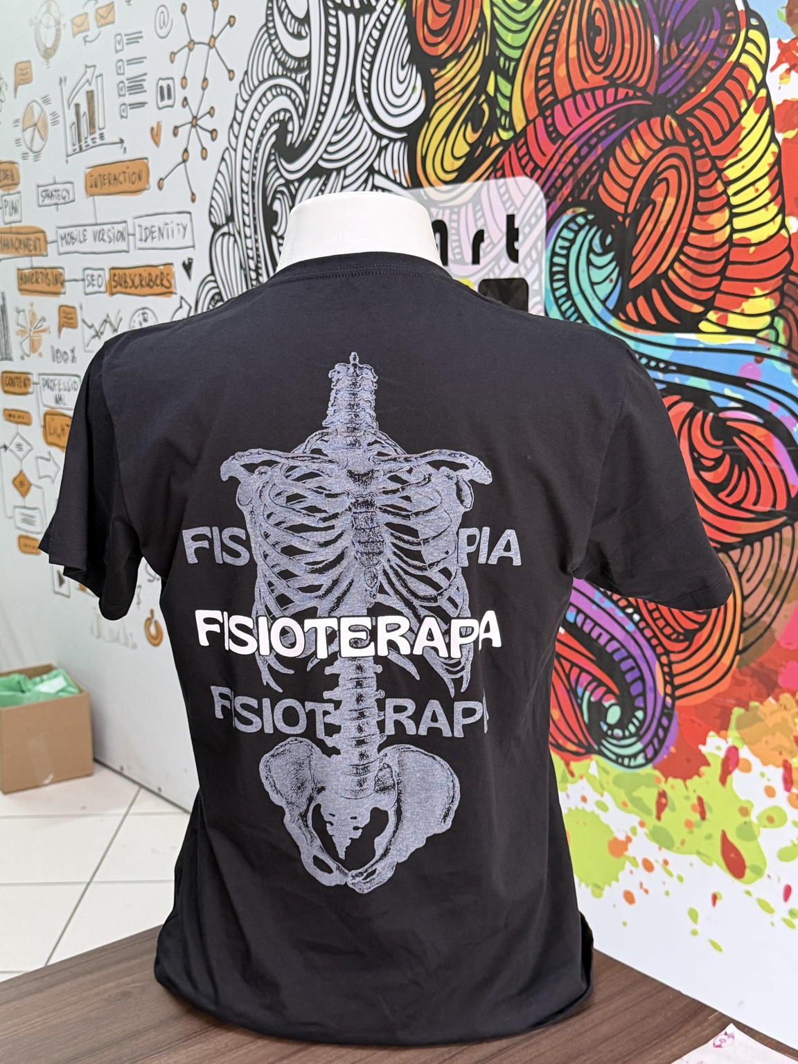 Costas de camiseta preta com estampa de fisioterapia produzida pela Duarte Studio